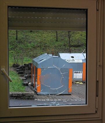 <p>Die zerstörte Fensterscheibe im Container der Flüchtlinge in Assamstadt.</p>