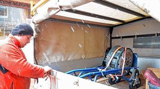 <p>Mitarbeiter des städtischen Bauhofs bauten am Montagvormittag die Alarmsirene im Buchener Stadtturm aus.</p>