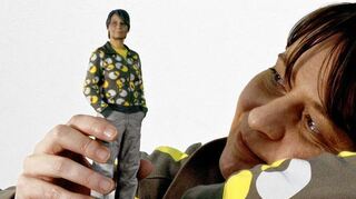 <p>Die Haptografin Ivonne Leuchs mit einem ihrer lebensnahen Miniaturmodelle.</p>