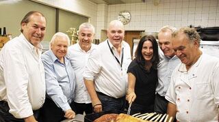 <p>"Verantwortungsvoll erzeugten Lebensmitteln gehört die Zukunft", betont Otto Geisel (links) gemeinsam mit (von links) der Münchner Koch-Legende Eckart Witzigmann, dem brasilianischen Spitzenkoch Alex Atala, letztjähriger Träger des Witzigmann-Academy-Preises für "Kreative Verantwortung und Genuss", Rudolf Bühler von der Bäuerlichen Erzeugergemeinschaft Schwäbisch Hall, Professor Dr. Nicole Graf, Rektorin der Dualen Hochschule Baden-Württemberg Heilbronn, Dr. Friedrich Eichiner, Finanzvorstand der BMW Group, und dem Münchner Starkoch Karl Ederer, der unter anderem mit seinem Buch "Heimat Food" bekannt wurde.</p>