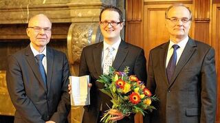 <p>Der mit 2000 Euro dotierte Kommunalwissenschaftliche Preis wurde in Leipzig an den aus Unterbalbach stammenden Dr. Michael Broens verliehen. Unser Bild zeigt von links: Berthold Goerdeler (Vorsitzender des Kuratoriums der Goerdeler-Stiftung), Dr. Michael Broens und Andreas Müller (Erster Bürgermeister der Stadt Leipzig).</p>