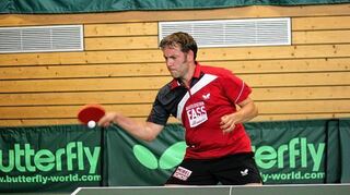 <p>Thomas Löchner avancierte zum Spieler des Tages. Mit zwei hart erkämpfen Siegen gegen seine in der Rückrunde bis dahin noch ungeschlagenen Gegner sorgte er für eine große Überraschung.</p>