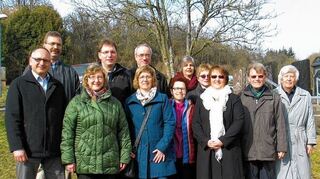 <p>Die 50-Jährigen aus Waldstetten trafen sich erstmals nach der Schulzeit wieder. Das Bild zeigt sie mit ihrem ersten Lehrer Dietmar Kluge und ihrem einstigen Englischlehrer Wendelin Böhrer.</p>