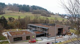 <p>Holz, Glas und ganz viel Licht: Mulfingens Bürgermeister Robert Böhnel (Bild oben; rechts vom Treppenaufgang) ist mit dem von Architekt Uwe Hein (rechts daneben) entworfenen Grundschulgebäude hoch zufrieden. Im von natürlichen Baustoffen geprägten Neubau (Bild unten links) sind die Grundschule (rechter Baubereich) und die KiTa "Kinderinsel Panama" untergebracht. Mulfingens Bürgermeister Robert Böhnel (Bild unten rechts; Mitte) ließ es sich nicht nehmen, die Gäste persönlich durch die von ebm-papst geförderte private Bischof von Lipp-Schule zu führen.</p>