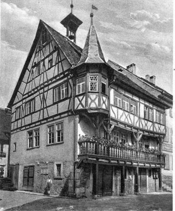 <p>Das Rathaus aus dem 16. Jahrhundert in der Niederstettener Hauptstraße wurde am 9. April 1945 von einer Bombe getroffen und völlig zerstört.</p>