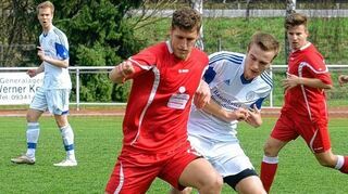 <p>Maximilian Flux (Mitte) brachte mit einem Kopfballtor den TSV Tauberbischofsheim auf die Siegerstraße. Am Ende hieß es gegen Aufsteiger FC Schloßau 3:0.</p>