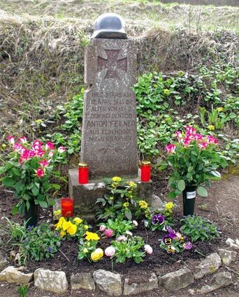 <p>Eine Gedenkstätte bei Röttingen erinnert an Anton Fellner, der als 19-Jähriger den Tod fand.</p>