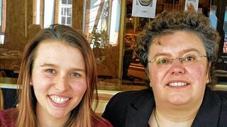 <p>Kaitlyn Marshall (links) wird während ihres Aufenthalts in Tauberbischofsheim von MdB Margaret Horb betreut.</p>
