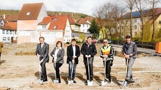 <p>Bürgermeister, Stadtbaumeister, Architekt und weitere Beteiligte vollzogen den ersten Spatenstich.</p>