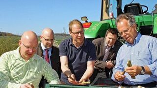 <p>Die Stecklinge wachsen in einem Jahr bis zu 2,5 Meter in die Höhe und lassen zwischen Tauberbischofsheim und Großrinderfeld einen Energiewald entstehen (von links): Unternehmer und Landwirt Christian Endres; H-O-T Geschäftsführer Sebastian Damm; Wolfram Kudlich von Wald21; Frank Künzig, Geschäftsführer der Energieagentur Main-Tauber und Landrat Reinhard Frank.</p>