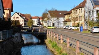 <p>Das Ufer zur Straße wird um rund 35 Zentimeter erhöht. t</p>