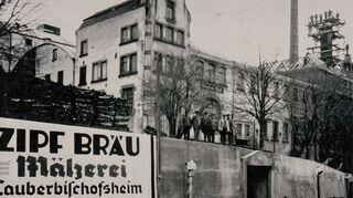 <p>Die Zipfbräu Mälzerei im Jahr 1934 während des Baus der Malzdarre - das älteste noch erhaltene Foto der Brauerei Zipf.</p>