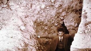 <p>Die Arbeiten von Dorfchronist Stephan Oehmann (1949), der die Burganlage in einer Zeichnung wieder erstehen ließ, basieren auf topografischen Kenntnissen, vorhandenen Mauerresten und vielen Gesprächen mit Altvorderen aus Oberlauda, die noch die Umrisse der Burganlage um die 1880er Jahre gesehen haben. Er gibt in seinem Heimatbuch den Auftrag an die Oberlaudaer Bürgerschaft, die Forschungen hinsichtlich des Alters der Burg nicht aufzugeben. Die Keller der einst großen Burganlage sind mittlerweile verschüttet. Ein aus heutiger Sicht großer Frevel war es, mit dem Bau eines Strommasten 1959 ein bei Bodenprüfungen entdecktes vollständig vorhandenes Kellerverließ der Burgruine mit Beton zu verfüllen (links unten). Das rechte Bild unten zeigt den Schlossberg, auf dem die Burg einst thronte.</p>