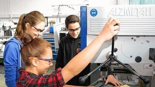 <p>Bei Reum (links) und Eirich (rechts) in Hardheim schnupperten Mädchen in technische "Männerberufe". Große Sprünge machten die "Girls' Day"-Teilnehmerinnen bei der Bundeswehr in Walldürn.</p>