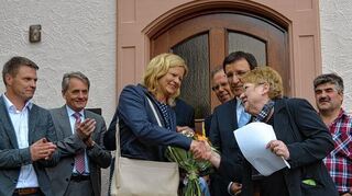 <p>Die Vorsitzende des Wahlausschusses Helga Koch (rechts) gratulierte am gestrigen Sonntag nach der Bekanntgabe des Wahlergebnisses der neuen Bürgermeisterin Anette Schmidt im Beisein zahlreicher Kommunalpolitiker zu ihrem überwältigenden Wahlsieg.</p>