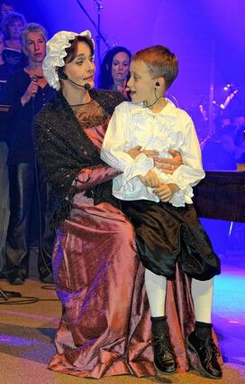 <p>Die Idee von Nicola Irmai-Koppanyi sowie ihres Ehemannes Istvan, das Chormusical "Amazing Grace" in der katholischen Kirche der Römerstadt aufzuführen, war genial. Trotzdem war es keine leichte Aufgabe, der sich die Akteure stellten: Die Lebensgeschichte eines britischen Seefahrers, Sklavenhändlers und späteren Pfarrers aus dem 18. Jahrhundert als großes Chormusical auf die Bühne zu bringen. Sie ernteten dafür allerdings stehende Ovationen.</p>