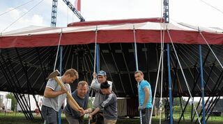 <p>Seit gestern steht das Zelt des Circus Carelli an der Wertheimer Straße.</p>