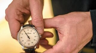<p>Uhr mit nur einem Zeiger zur Entschleunigung des Tages: Der Kurort Bad Kissingen prüft den Ausstieg aus der Sommerzeit.</p>
