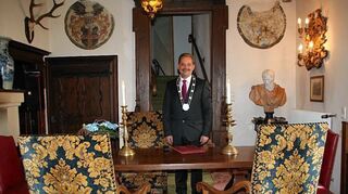 <p>Historisches Ambiente: Am Samstag vollzog Werbachs Bürgermeister Ottmar Dürr im Wappensaal auf der Gamburg die erste standesamtliche Trauung.</p>