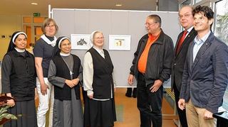 <p>Freude an den Bildern der Schöpfung: Sr. Jaicy, F. Hofmann (Welt-Laden), Sr. Bincy, Sr. Maria-Regina, Nikolaus Mohr, Pfarrer Burkhard Keck, Oliver Schmidt</p>