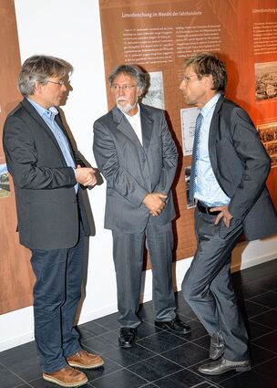 <p>Autor Siegbert Huther (Mitte) im Gespräch mit Museumsleiter Dr. Jörg Scheuerbrandt (links) und Bürgermeister Jürgen Galm.</p>