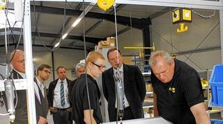 <p>Bei einem Firmenrundgang hatten die Gäste des Wirtschaftsforums an drei Stationen die Gelegenheit, sich durch das Mitarbeiterteam der Exepd GmbH im "i-Park Tauberfranken" in Lauda über Tätigkeiten des Unternehmens und anschauliche Beispiele von Gerätschaften informieren lassen.</p>