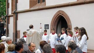 <p>Stadtpfarrer Joachim Seraphin segnete am gestrigen Sonntag im Beisein von über 400 Menschen bei der Einweihung nach der umfangreichen Restaurierung die Katharinenkapelle in Külsheim.</p>