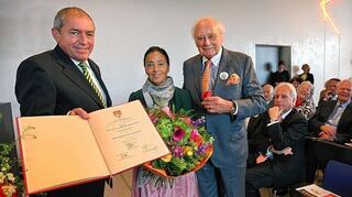 <p>Bei der Vernissage für die neue Ausstellung in der Kunsthalle Würth in Schwäbisch Hall zeichnete Salzburgs Bürgermeister Heinz Schaden den Wahl-Salzburger, Kunstsammler, Mäzen und Unternehmer Prof. Dr. hc. mult. Reinhold Würth mit dem Ring der Stadt Salzburg aus.</p>