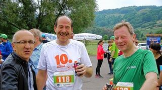 <p>Die Stimmung in Elpersheim war prächtig: Ob nach absolviertem Lauf (Bild links) oder beim Start des mit 61 Jungen und Mädchen besetzten 1,5 km-Laufs (rechts).</p>