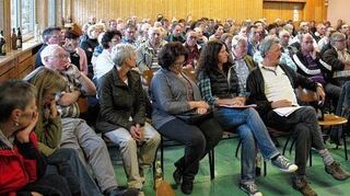 <p>Riesig war die Besucherresonanz bei einer Ortschaftsratssitzung in Heckfeld zum Thema Windkraftanlagen.</p>