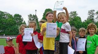 <p>Die Siegerehrung für die Kinderleichtathleten de Altersklassen U8/U10 hat, wie zu sehen sichtlich Spaß gemacht.</p>