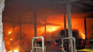 <p>Bislang noch unbekannt ist die Ursache eines Scheunenbrands in der Schulstraße in Seckach, der Feuerwehr und Polizei in der Nacht zum Sonntag gemeldet wurde. Verletzt wurde glücklicherweise niemand.</p>