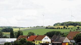 <p>Im Gewann "Badäcker" wird der "Windpark Hirschlanden" entstehen. Die formelle Genehmigung zum Bau von drei neuen Windkraftanlagen wurde eingereicht. Gemeinde und Betreiberfirma ABO-Wind informierten die interessierten Bürger über den neuesten Planungsstand.</p>
