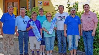 <p>Ehrung bei der Volkswanderung: Das Bild zeigt (von links) Erhard Ruff, langjähriger Vorsitzender der Wanderabteilung Dörlesberg, Karl Deckert (Unterpleichfeld), Betty Staudacher(Büchenbach), jeweils einen Vertreter aus Billigheim, Heubsch und Frank-furt sowie Dirk Goldschmitt und Ortsvorsteher Udo Schlachter.</p>
