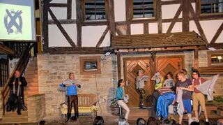 <p>In der Gegenwartsszene: Xaver, der Mann im schwarzen Mantel, versteht es brillant jung und alt in seinen Bann zu ziehen und die Massen zu begeistern. Selbst das Publikum wurde davon angesteckt.</p>