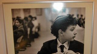 <p>Eine interessante Fotoausstellung zum Thema "Juden in Deutschland heute" (Bild oben und unten links) des Fotografen Edward Sarotta ist bis Ende Juli im Jüdischen Museum in Creglingen zu sehen. Rabbiner Yehuda Pushkin (Bild unten rechts) referierte über jüdische Emigranten aus der ehemaligen Sowjetunion.</p>