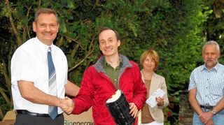 <p>Damit man zeigen kann, was unterirdisch Wärme verteilt, überreichte Daniel Lindorfer dem Reinhold Pflüger von der GbR ein Stück Originalrohr.</p>