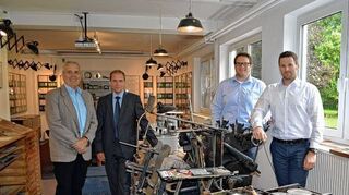 <p>Sie freuen sich auch die Eröffnung des neuen Thermometermuseums im Verwaltungsgebäude des Unternehmens Uebe in Reicholzheim (von rechts) die Gesellschafter Philipp und Felix Uebe, Geschäftsführer Thomas Neubeck und Dr. Hans-Hermann Fahrenkrog.</p>