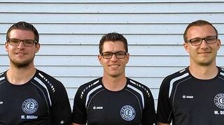<p>Die Trainer des FC Viktoria Hettingen: Dominik Reichert (Bildmitte), Co-Trainer Manuel Müller (links) und Manuel Dittrich von der zweiten Mannschaft.</p>