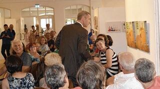 <p>Eine herrlich geordnet-verquere Vernissage: Gut 100 Besucher wollten sich den Auftakt zur neuen Ausstellung im Kulturforum nicht entgehen lassen - und wurden fürs Kommen mit einem amüsanten Kunst-Abend belohnt.</p>