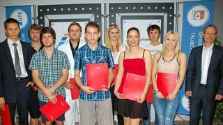 <p>Holzmechaniker (links) und Tischler (rechts) der Gewerblichen Schule Tauberbischofsheim, jeweils mit Klassenlehrer Michael Hellmuth.</p>