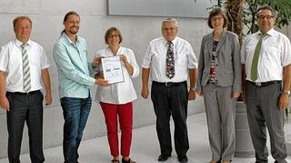 <p>Eine Bildungspartnerschaft unterzeichneten EBG-Schulleiter Oberstudiendirektor Meinolf Stendebach, Studienrätin Petra Kallis, Studienrat Toni Börner, Vorständin Karin Fleischer, Prokurist Bernhard Berberich und Ausbildungsleiter Klemens Gramlich von der Volksbank Franken.</p>