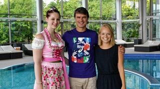 <p>Um im Triathlon voranzukommen, wird Thomas Berthold (Mitte), Fußball-Weltmeister von 1990, die Solymar Therme in Bad Mergentheim für das Schwimmtraining nutzen. Bei der Besiegelung der Kooperation waren auch Marie Issing (rechts), Mitglied der Geschäftsführung, und die Markelsheimer Weinkönigin Eileen Staudt zugegen, die den Hessen, bekennender Weingenießer, mit einem edlen Tropfen überraschte.</p>