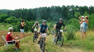 <p>Über Stock und Stein ging es beim 12-Stunden-Mountainbike-Rennen am Samstag in Külsheim. An der Strecke wurde kräftig angefeuert.</p>