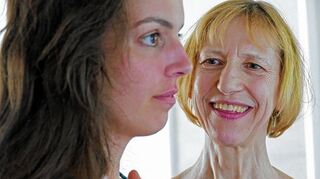 <p>Schauspielerin Katharina Blaschke unterstützt junge Opernsänger; hier Rita Varga, die im Weikersheimer "Figaro" ab Donnerstag in der Rolle der Contessa zu sehen ist. Blaschke richtet das Augenmerk auf das "Instrument Du-Selber".</p>