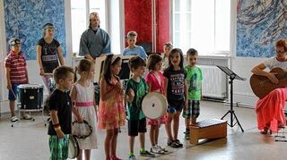 <p>Die musikalischen Früherziehungsgruppen (Leitung: Rosalinda Bart, Susanne Nakajima) und die DrumsKids (Leitung: Sebastian Stahl) nahmen die Zuhörer auf eine musikalische Reise nach Japan mit. So wurde das 25-jährige Bestehen der Musikschule Bauland gebührend gefeiert.</p>