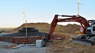 <p>Die HWE GmbH und Co KG baut in der Windkraftkonzentrationszone bei Frauental ein Windrad mit einer Nennleistung von zwei Mega-Watt. Der Fundamentbau ist inzwischen erfolgt.</p>