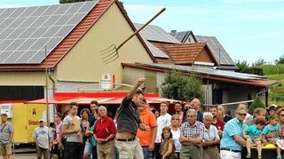 <p>Ein großes Spektakel, das über 5000 Besucher ins Bauland lockte, war wieder einmal das Dorffest in Hirschlanden. Dackelrennen, Mistgabel-Weitwurf und Tonnenlauf begeisterten die zahlreichen Besucher.</p>