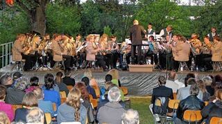 <p>In der schönen Atmosphäre des Stadtgartens fand das Sommerkonzert des Musikvereins Osterburken statt.</p>