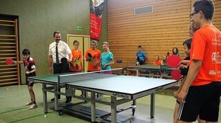 <p>Werbachs Bürgermeister Ottmar Dürr überbrachte nicht nur die Glückwünsche zum Aufstieg der ersten Tischtennismannschaft, sondern überzeugte sich vom tollen Klima im deutsch-polnischen Trainingslager an der Tischtennisschule in Niklashausen, bevor er selbst zum Schläger griff.</p>